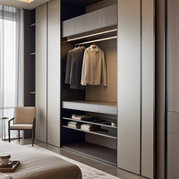 Conception de dressing moderne et sur mesure de luxe pour architectes, avec planification intégrée des armoires, pour projets de villas haut de gamme
