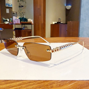 Lunettes de soleil sans monture rectangulaires UV400, monture en métal, unisexe, protection solaire, style tendance pour adultes - Product Image 1