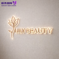 Enseigne LED rétroéclairée 3D personnalisée en or rose avec logo graphique floral, enseigne halo en acier inoxydable pour la réception de salon de beauté et spa