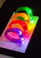 Bracelet lumineux LED en PVC contrôlé par le son avec logo personnalisé pour les fêtes et événements – Vente en gros