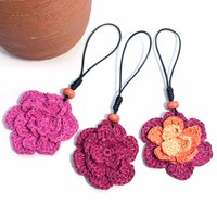 Gantungan Kunci Liontin Mawar Berlapis Warna-warni dari Rafia Anyaman Tangan yang Lucu dan Ringan untuk Tas Santai dan Perjalanan Sehari-hari di Musim Panas.