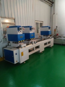 Máquina de Soldadura sin Costuras de Tres Cabezas Eworld, 380V, Control PLC, Alta Precisión, Equipo para Fabricación de Puertas y Ventanas de PVC, 2.5kW de Potencia, 1 Año de Garantía - Product Image 2