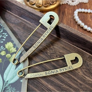 ヴィンテージスタイルラージピンイングリッシュレターブローチセーターショールボタンピンコットンリネンカーディガンボタンパーソナリティブローチ - Product Image 3