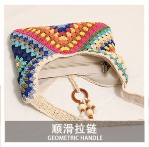 Sac à main en coton crocheté tendance, nouveau design ajouré, sac de plage pour femme avec perles en bois et pompons - Product Image 5