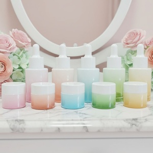 Flacon compte-gouttes en verre coloré de forme ronde plate, vert dégradé, de luxe personnalisé, avec bouchon pipette blanc pour sérum et huile essentielle - Product Image 1