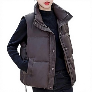 Chaleco Acolchado Deportivo Blanco para Mujer, Transpirable, con Cuello Alto y Cierre de Cremallera, Relleno 100% Poliéster, Ropa de Abrigo para Otoño - Product Image 1