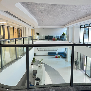 درابزين داخلي أنيق من الزجاج المتين والفولاذ المقاوم للصدأ، مثالي للفلل العصرية - Product Image 2