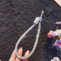 Bracelet de téléphone à porter au poignet avec pendentif entièrement orné de diamants, tendance, polyvalent, pour femme, chaîne de téléphone robuste, bracelet de poignet