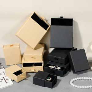 Boîte cadeau pour bijoux islamiques avec logo personnalisé - Boîte rigide en carton recyclable avec laminage mat et gaufrage, design personnalisé - Product Image 4