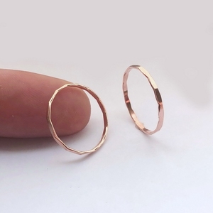 GP US 1,4mm 14k Vergoldeter Dünner Gehämmerter Zarter Ring Gold Alltäglicher Filigraner Funkelnder Ring Permanenter Schmuckring Damen Großhandel - Product Image 6