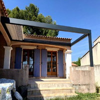 Pavillon de jardin moderne avec structure en acier thermolaqué noir et toit plat rigide pour l'aménagement extérieur résidentiel