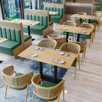 Ensemble de meubles de café moderne, restaurant, tables carrées en bois, chaises en rotin avec coussins verts et banquette en cuir vert