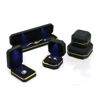 SKQ OEM Taille personnalisée Logo Light Ring Boîte Jewelry Rangement Affichage Boîte de bijoux avec LED pour bracelet anneau