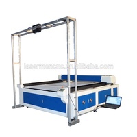 Système laser pour tissus avec positionnement par projecteur visuel pour la fabrication d'enseignes, la décoration de meubles et la production artisanale sur mesure