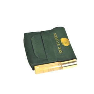 Pochette d'emballage cosmétique et bijoux en velours suédé olive avec logo estampé or personnalisé et sangle, forme enveloppe 3D - Product Image 5