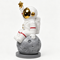 Grande sculpture d'astronaute en FRP assis sur la lune, avec casque plaqué or, statue d'astronaute pour hall de centre commercial et décoration intérieure