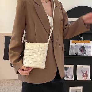 กระเป๋าถือทรงถัง <span class=keywords><strong>ด</strong></span>ีไซน์<span class=keywords><strong>ใหม่</strong></span> กระเป๋าถือ<span class=keywords><strong>หนัง</strong></span>สานทรงถัง กระเป๋าถือสะพายไหล่ผู้หญิง ทำจากหนัง PU - Product Image 5