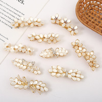 Barrettes romantiques en perles avec détails de pétales floraux blancs et strass, accessoires personnalisés en gros pour présentoirs de mariage