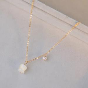 Collar de Perlas de Concha Natural con Flor de Lirio Envuelto en Oro de 14K, Cadena Ajustable para Clavícula, Nueva Colección Primavera/Verano 2022 - Product Image 2