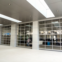 Porte de garage électrique moderne en aluminium à grille tubulaire haute visibilité avec télécommande pour atelier, finition bronze