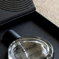 Boîte à parfum rigide réutilisable de style livre noir magnétique personnalisée avec présentation en boîte cadeau pour emballage de parfum personnalisé