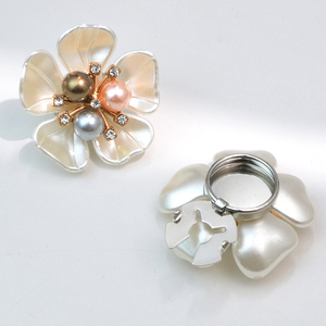 Botón Decorativo de Moda de la Fábrica de <span class=keywords><strong>Botones</strong></span> Jinyi con Logotipo de Perla, Patrón de Marca, Botón de Flores Combinadas de Lujo para Camisas y Ropa de Mujer - Product Image 6