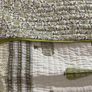 Couverture Kantha ethnique vintage fabriquée à la main au Rajasthan, Inde, couverture Kantha en coton cousue à la main, couverture patchwork pour hôtel - Product Image 1