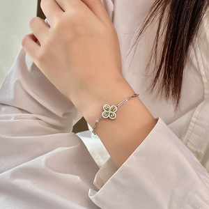 สร้อยข้อมือเงินแท้ 925 ประดับด้วยหินธรรมชาติทรงลูกแพร์ขนาด 3*4 มม. รูปใบโคลเวอร์ 4 แฉก 9 เม็ด พร้อมชุบเคลือบป้องกันการหมอง สำหรับผู้หญิง - Product Image 2