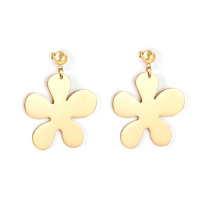 Boucles d'oreilles pendantes florales irrégulières en forme de pétale, plaquées or 18 carats, étanches, en acier inoxydable, pour femmes - Product Image 4