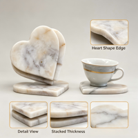 Sous-verres romantiques en marbre naturel en forme de cœur, idéaux pour les tables basses de luxe, les dîners haut de gamme et la décoration intérieure de boutiques.