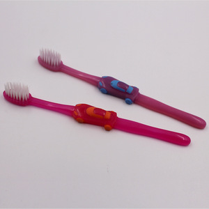 Cepillo de dientes de cerdas suaves con diseño de coche de dibujos animados para niños, cepillo de dientes manual de cabeza pequeña, diseño colorido MC-C203 - Product Image 1