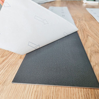 Revêtement de sol en vinyle de luxe auto-adhésif imperméable 1,5 mm 3 mm LVT pour usage commercial, carrelage en vinyle de luxe à coller