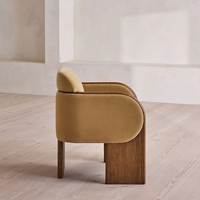Chaise d'appoint ergonomique minimaliste en velours camel écologique de qualité supérieure, avec structure en bois massif et accoudoirs incurvés, idéale pour la salle à manger ou l'hôtel