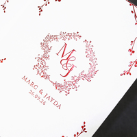 Undangan Pernikahan Lipat Dua Motif Bunga Burgundy Custom dengan Monogram Foil dan Amplop untuk Acara Pertunangan, Pernikahan, Pesta, dan Upacara