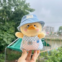 Set Pakaian Bebek Frozen yang Menggemaskan untuk Boneka Kerja Bebek 15CM dengan Tali Selempang Kotak-kotak dan Topi, Fitur Kejutan Hanya Pakaian, Mainan Lucu