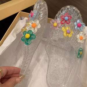 รองเท้าแตะผู้หญิงสไตล์เกาหลีแบบเจลลี่  ทันสมัยสำหรับใส่ข้างนอก  พร้อมที่คาดผมและเครื่องประดับลายดอกไม้ - Product Image 5