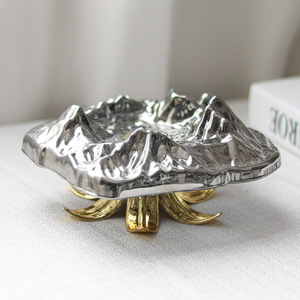 Posacenere Creativo <span class=keywords><strong>in</strong></span> Vetro e Metallo a Forma di <span class=keywords><strong>Montagna</strong></span> Innevata, Decorazione Artistica di Lusso <span class=keywords><strong>per</strong></span> <span class=keywords><strong>Casa</strong></span>, Club, Reception - Product Image 1