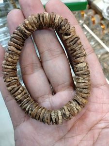 Pulsera Premium de Agarwood Natural Toc Kien con Cuentas Anudadas Únicas y Fragancia Dulce y Duradera - Product Image 2