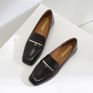 Mocassins à talon épais pour femmes <span class=keywords><strong>Petites</strong></span> <span class=keywords><strong>chaussures</strong></span> en cuir pour femmes Style britannique Semelle plate <span class=keywords><strong>Chaussures</strong></span> simples Grande taille <span class=keywords><strong>Chaussures</strong></span> pour femmes - Product Image 4