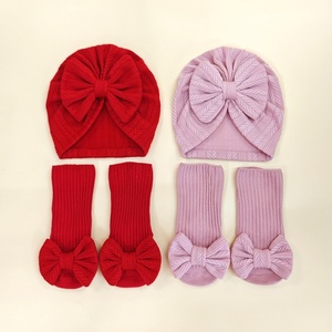 Ensemble bonnet turban et chaussettes avec nœud décoratif pour bébés et jeunes enfants, idéal pour le confort quotidien au printemps et à l'automne - Product Image 3