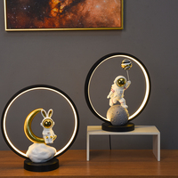 Statue d'astronaute en résine LED moderne, veilleuse de table avec prise USB pour la chambre des enfants, décoration de chevet