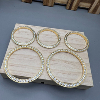 Supporte la création sur mesure de montures de luxe en or pur, platine et or rose, avec des montures en or pur 24 carats et diamants de laboratoire.