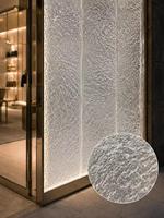 Façade en verre décorative encadrée de profilés en acier inoxydable sur mesure pour devanture de magasin de luxe