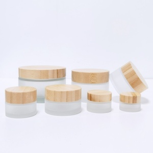 Vente en gros de pots en verre givré, contenants pour crème pour le visage avec couvercles à vis en bambou - Product Image 2