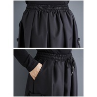 Pantalon large noir à taille élastique avec cordon de serrage et détails latéraux, coupe ballon, cheville froncée, style streetwear, collection automne 2026, vente en gros