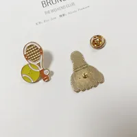 Épinglette en émail mignonne en forme de raquette de tennis, badge métallique personnalisé, broche à fermoir papillon pour chapeau, sac, vêtement, décoration, souvenir