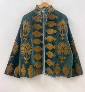 Chaqueta Kimono de Terciopelo Suzani con Bordado de Animales, Encaje de Algodón y Botones, Estilo Boho, Abrigo de Invierno, Fabricante y Exportador OEM de India - Product Image 5