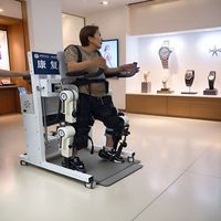 Conception biomimétique du robot exosquelette de rééducation des jambes et du robot exosquelette de rééducation