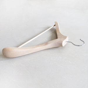 Perchas de madera premium con acabado encerado y hombros anchos contorneados para vestidos de novia, trajes y abrigos en boutiques nupciales - Product Image 3