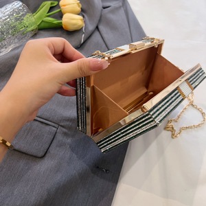 Bolso de Mano de PU para Mujer, a la Moda. Con decoración de cadena. Bolso de Mano de Diseño de Lujo. - Product Image 2